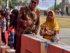 Penyaluran Bantuan 60 unit kursi roda oleh DISSOSP3APPKB