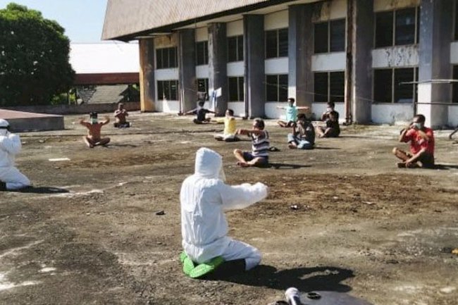 Ber-APD, Guru Merpati Putih Latih Senam Pernafasan di Isoter GOR Gelarsena Klaten