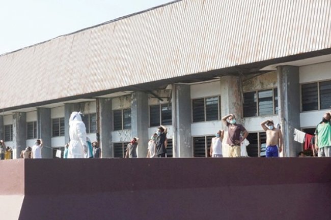 Pasien Covid-19 Isoman Dilatih Olah Pernapasan oleh Kepala DISSOSP3AKB