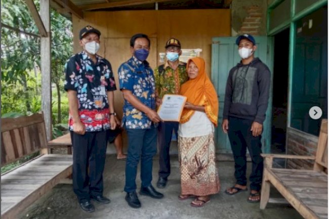 DISSOSP3AKB serahkan Bantuan Rumah Roboh di Bayat