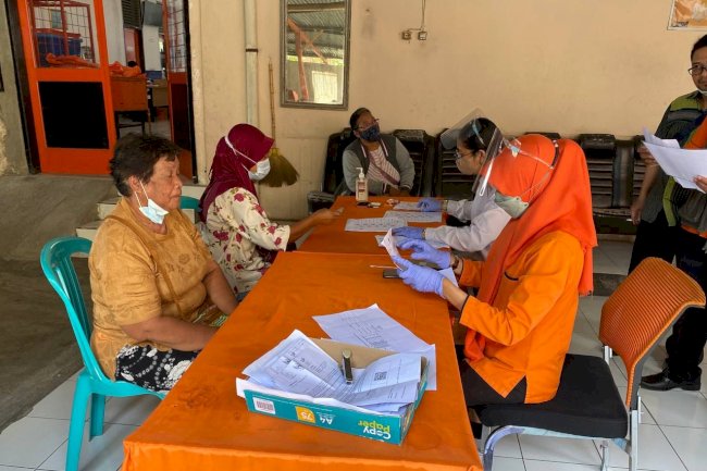 Tingkatkan ketahanan ekonomi Keluarga Prasejahtera Pasca Pandemi, KPM BPNT Klaten Tengah terima BPNT di Kantor Pos Klaten