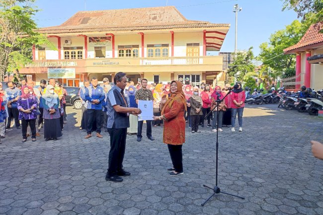 Apel pagi DISSOSP3APPKB, Kepala Dinas serahkan SK Purna Tugas PNS dan Pamitan Haji