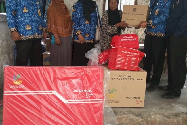 Penyerahan bantuan Bupati Klaten melalui DISSOSP3APPKB  berupa paket sembako