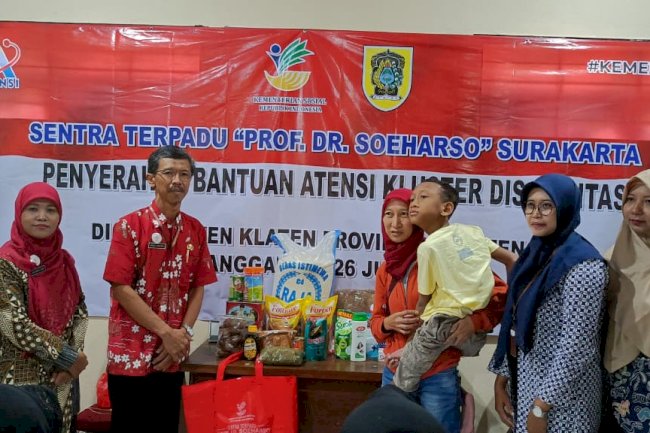 Penyerahan Bantuan Atensi Kluster Disabilitas oleh Sentra Terpadu "Prof.Dr.Soeharso"