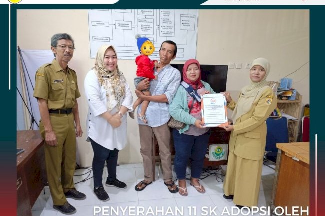 Penyerahan SK Adopsi oleh DISSOSP3APPKB Kabupaten Klaten kepada COTA