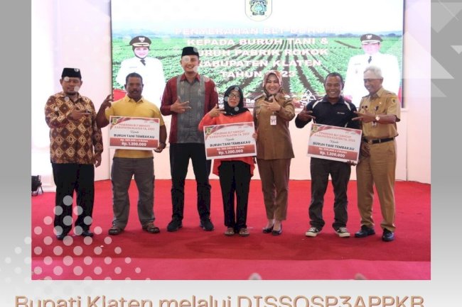 Bupati Klaten melalui DISSOSP3APPKB menyerahkan BLT DBHCHT