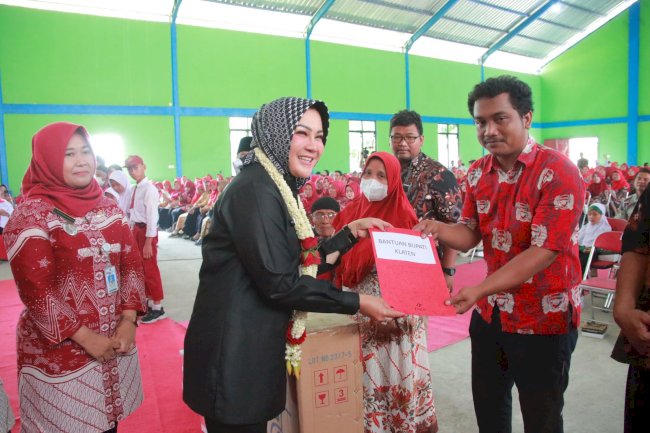 Penyerahan Bantuan Sosial yang tidak direncanakan dalam rangka Sambang Warga di Desa Bolopleret, Kecamatan Juwiring