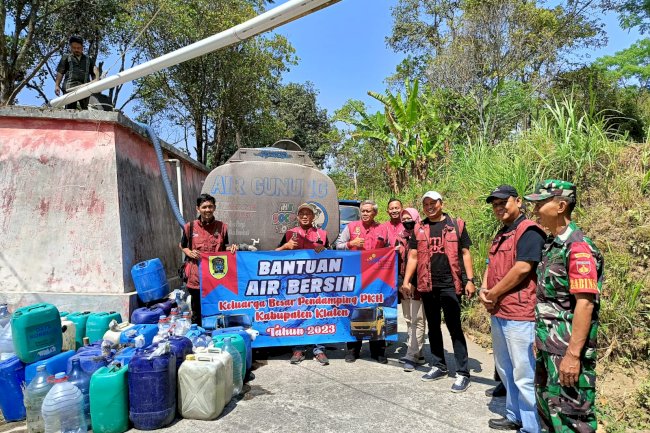 Penyerahan bansos droping air bersih  dari SDM PKH klaten ke Kemalang