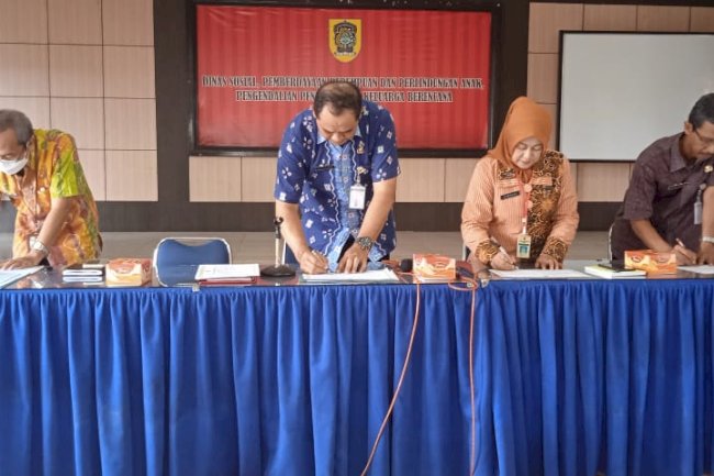 Penandatanganan Pakta Integritas dan Perjanjian Kinerja Tahun 2023 DISSOSP3APPKB