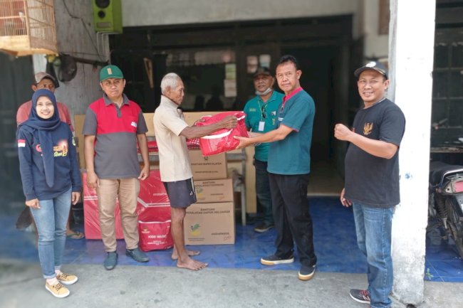 Penyerahan bantuan oleh DISSOSP3APPKB kepada korban kebakaran rumah
