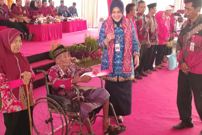 Penyerahan Bantuan Sosial yang tidak direncanakan dari DISSOSP3APPKB.Sambang Warga di Desa Karangjoho, Kecamatan Karangdowo