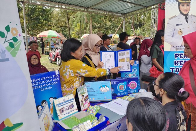 Pelayanan KIE & Konseling KB hadir dalam acara Sambang Warga di Desa Jiwan Kecamatan Karangnongko