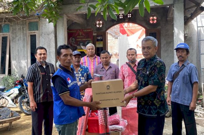 Penyampaian Bantuan Sosial kepada Warga yang rumahnya  terkena angin Puting beliung