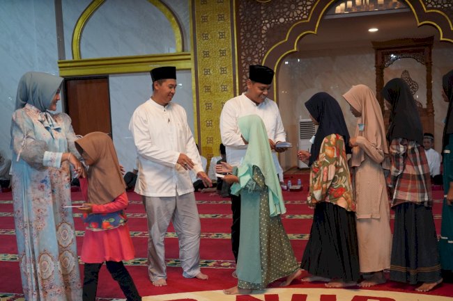 Pemberian santunan dalam rangka kegiatan Buka Bersama & Sholat Tarawih bersama Bupati Klaten