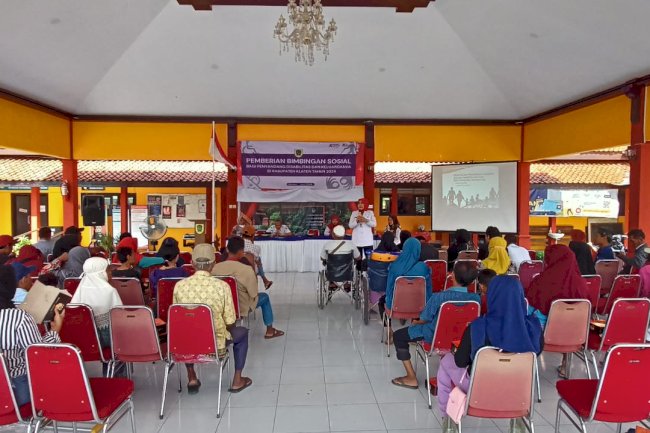 Pemberian Bimbingan Sosial kepada Penyandang Disabilitas dan Keluarganya Kecamatan Gantiwarno