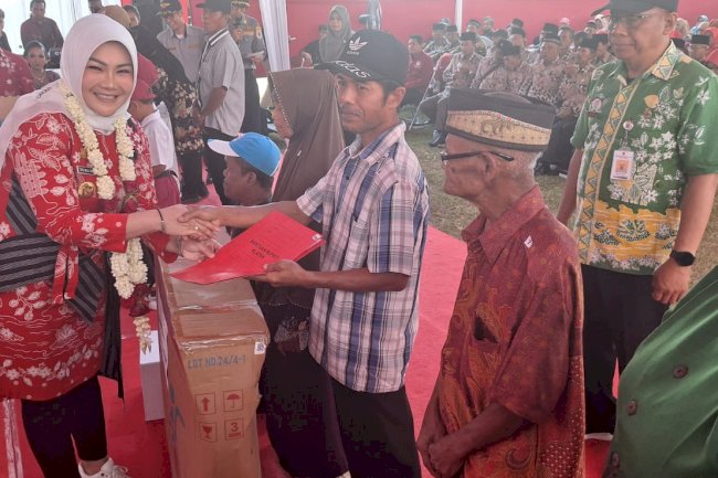 Penyerahan Bantuan Sosial yang tidak direncanakan dari DISSOSP3APPKB Kab. Klaten dalam rangka kegiatan Sambang Warga di Desa Kadilanggon, Kecamatan Wedi