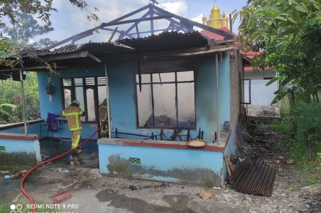 Penyerahan Bantuan Sosial kepada Korban Bencana Kebakaran Rumah di Desa Ngalas Klaten Selatan