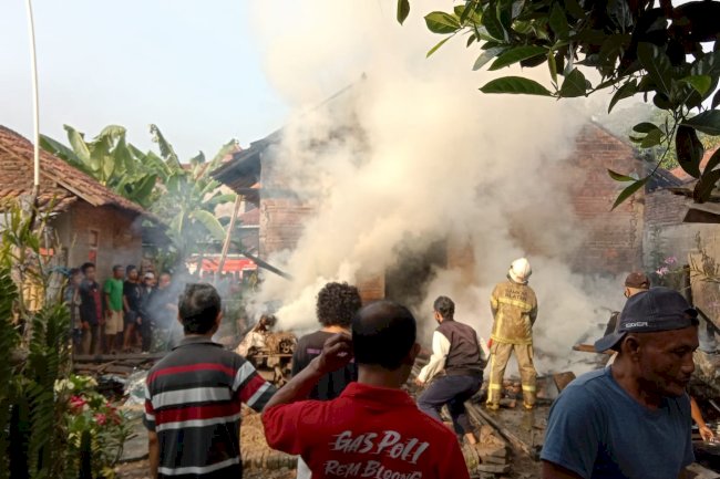 Penyerahan Bantuan untuk Korban Bencana Kebakaran Rumah di Desa Glagah, Jatinom