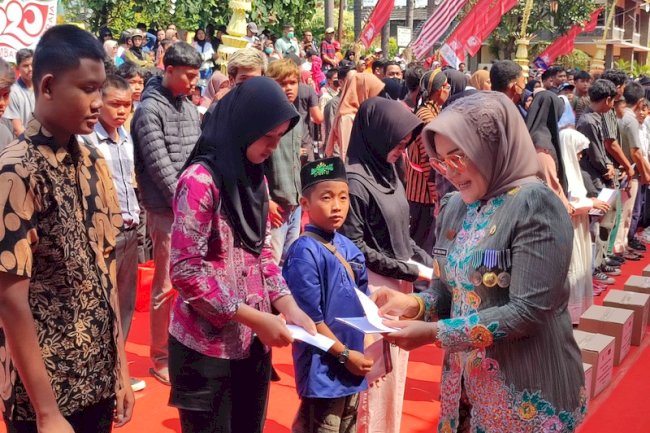 Pemberian Bantuan Sosial dan Santunan Pendidikan kepada anak yatim piatu di Kabupaten Klaten