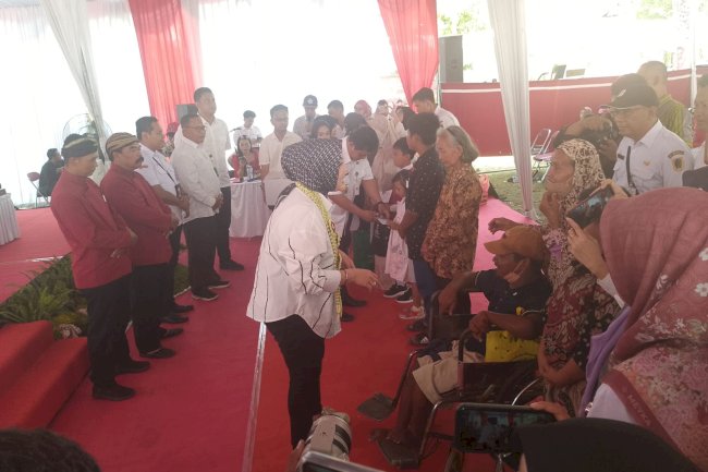 Penyerahan bantuan sosial tidak direncana BTT di Desa Joton, Jogonalan