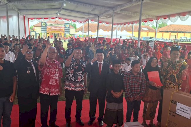 Penyerahan  (BTT) di  Somokaton, Karangnongko