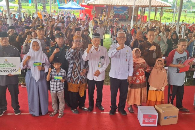 Penyerahan BTT di Kebon Alas, Manisrenggo