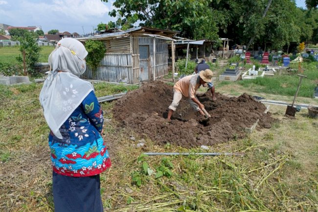 Pemakaman Mayat Terlantar kepada Mayat Tidak dikenal akibat kecelakaan di area Stasiun Srowot