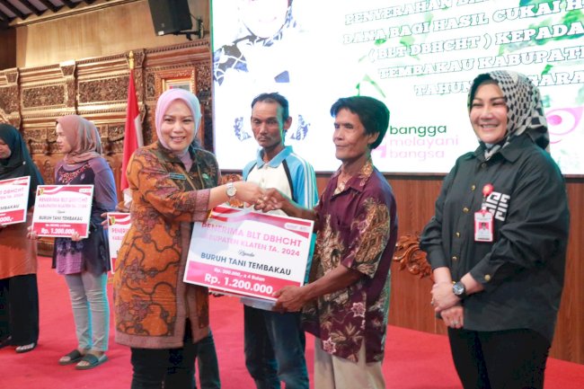 Penyerahan secara simbolis oleh Bupati Klaten dan Kepala DISSOSP3APPKB Kab. Klaten kepada perwakilan buruh tani tembakau di Kabupaten Klaten