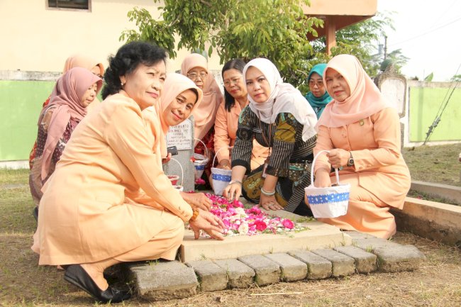Ziarah ke Taman Makam Pahlawan Ratna Bantala dalam Rangka Peringatan Hari Ibu ke 96 Tingkat Kabupaten Klaten Tahun 2024