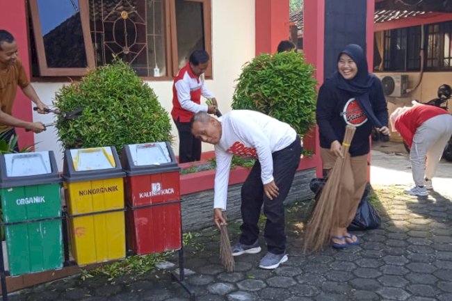 Kegiatan Jumat Bersih di Lingkungan DISSOSP3APPKB