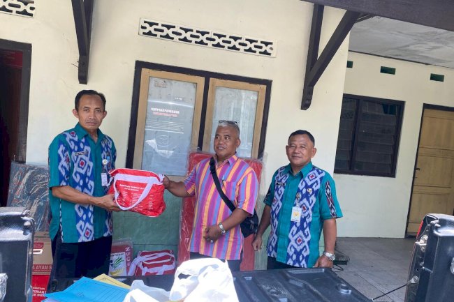 PENYERAHAN BANTUAN SOSIAL UNTUK KORBAN BENCANA HUJAN DERAS DI KECAMATAN CEPER