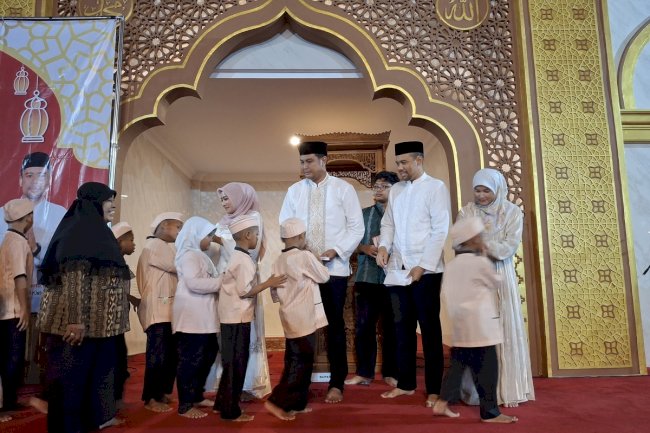 Penyerahan Santunan kepada Anak Rentan Luar Panti oleh Bupati Klaten dalam Acara Buka Puasa Bersama