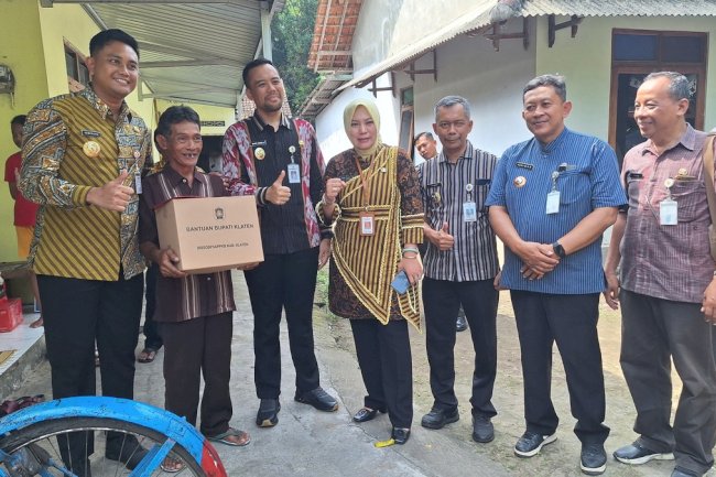 Pemkab Klaten Serahkan Bantuan kepada Pedagang Korban Kebakaran Gerobak di Jalan Rajawali