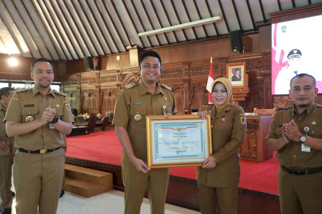 Bupati Klaten serahkan Piagam Penghargaan kepada DISSOSP3APPKB Kabupaten Klaten sebagai Organisasi Penyelenggara Pelayanan Publik dengan Predikat "Sangat Baik"