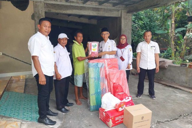 Penyerahan Bantuan Sosial kepada warga terkena musibah kebakaran rumah