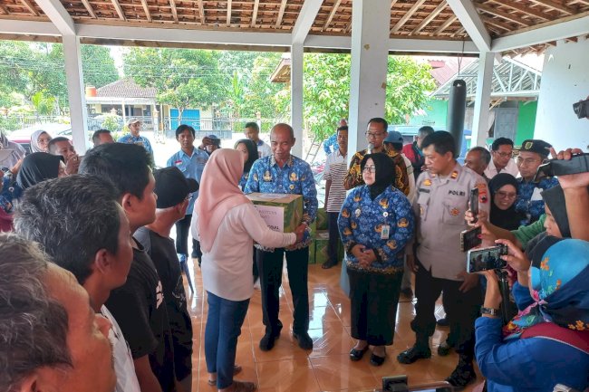 Penyerahan Bantuan Sosial Dinas Sosial Provinsi Jawa Tengah kepada Korban Keracunan Masal di Kecamatan Gantiwarno
