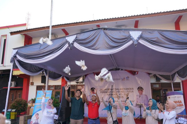 Jalan Sehat Bersama Bupati Klaten dalam Rangka Hari Keluarga Nasional