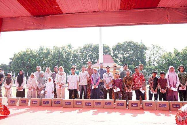 Pemberian Bantuan Sosial dalam rangka Hari Jadi Kabupaten Klaten ke-221