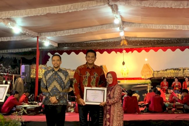 Penyerahan Piagam Penghargaan Desa Layak Anak Kategori Utama, Kecamatan Layak Anak Kategori Nindya dan Kelompok OPD Layak Anak Kategori Nindya.