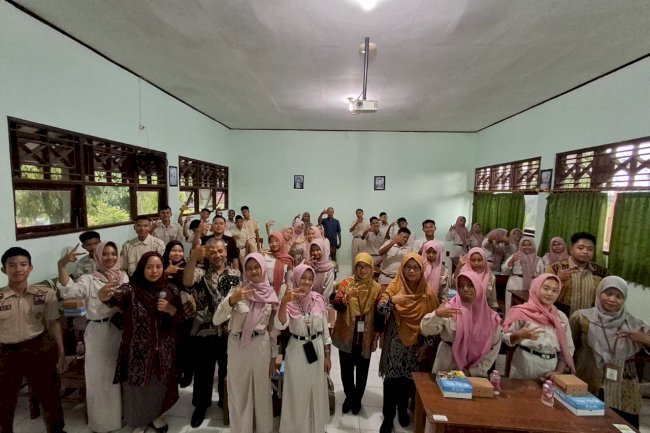 Peksos Goes to School