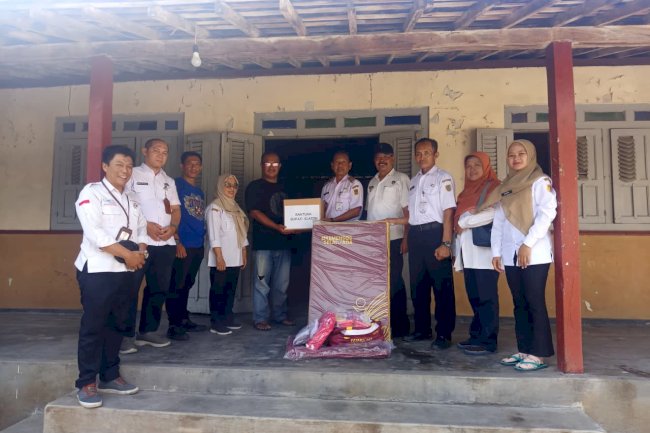 Penyerahan bantuan logistik korban bencana kebakaran di Kecamatan Ngawen