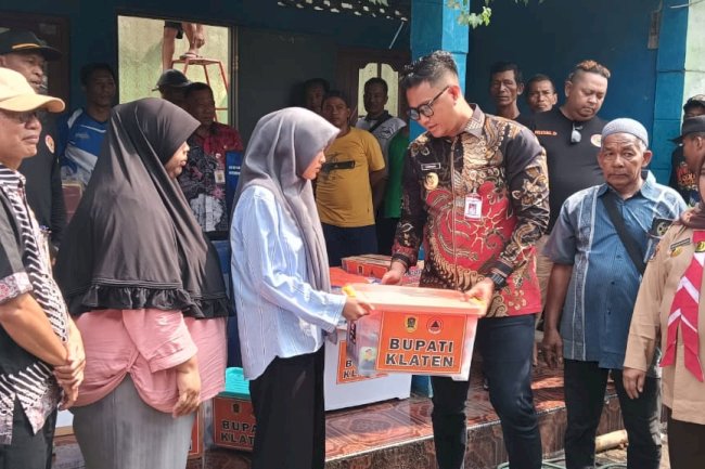 Penyerahan bantuan untuk korban bencana kebakaran  di Lumbungkerep Wonosari,
