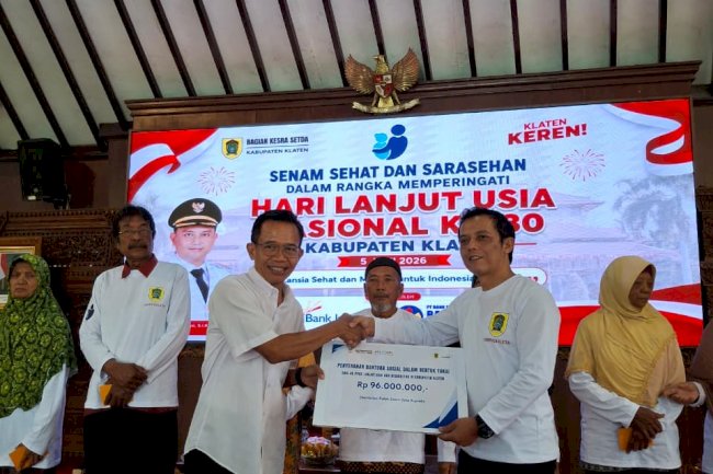 Simbolis penyerahan Bantuan ATENSI Cash Transfer dari Kementerian Sosial RI melalui Sentra Antasena Magelang