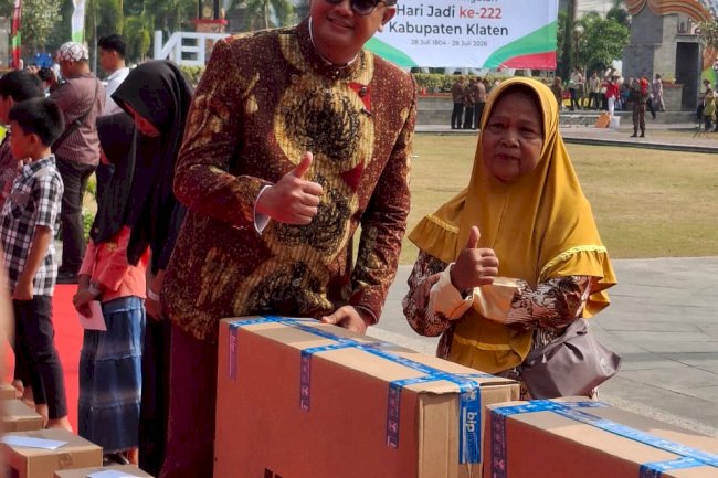 Penyaluran Bantuan 60 unit kursi roda oleh DISSOSP3APPKB