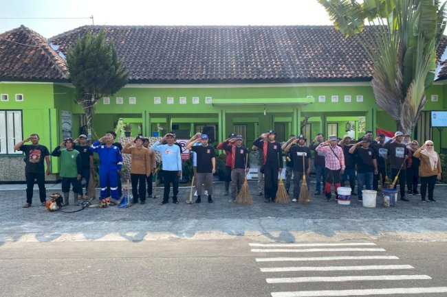 Gotong royong Taman Makam Pahlawan (TMP) Ratna Laya Klaten