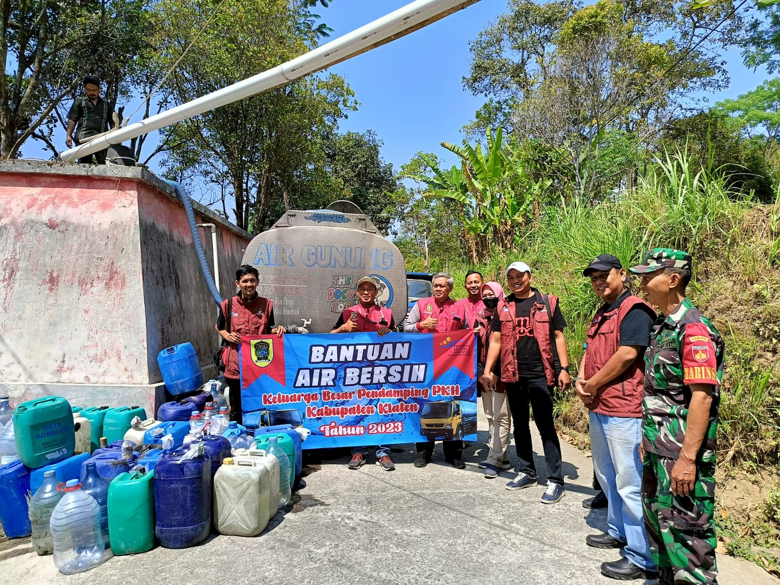 Penyerahan bansos droping air bersih  dari SDM PKH klaten ke Kemalang