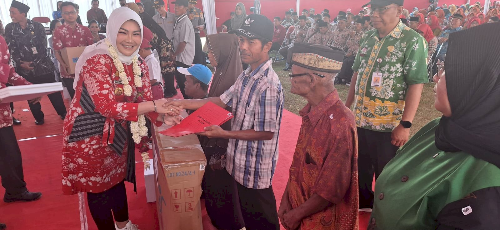 Penyerahan Bantuan Sosial yang tidak direncanakan dari DISSOSP3APPKB Kab. Klaten dalam rangka kegiatan Sambang Warga di Desa Kadilanggon, Kecamatan Wedi