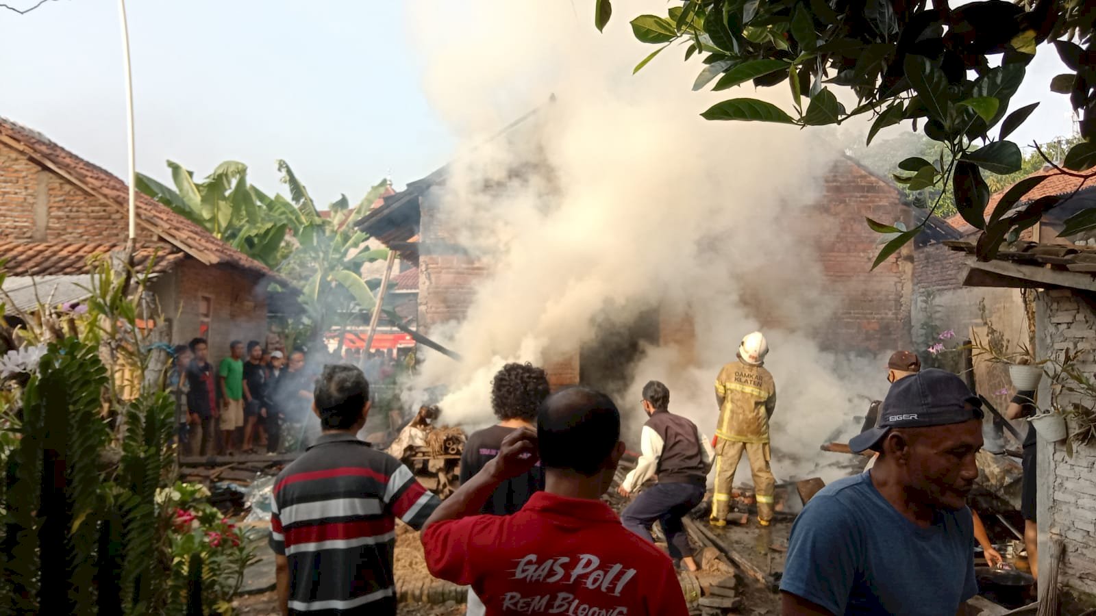 Penyerahan Bantuan untuk Korban Bencana Kebakaran Rumah di Desa Glagah, Jatinom