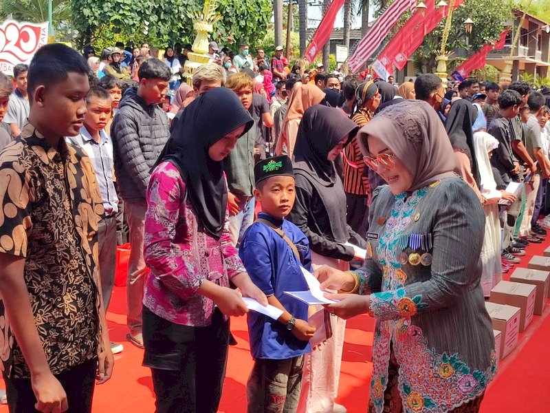 Pemberian Bantuan Sosial dan Santunan Pendidikan kepada anak yatim piatu di Kabupaten Klaten 