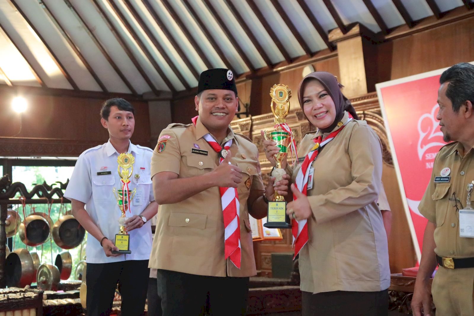 DISSOSP3APPKB  terima Piala Terbaik I Penilaian Pelayanan Publik se-Kabupaten Klaten